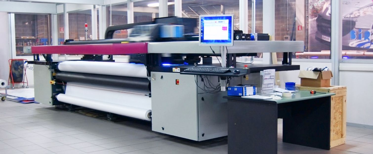 Computer-operated Large Format printing machine